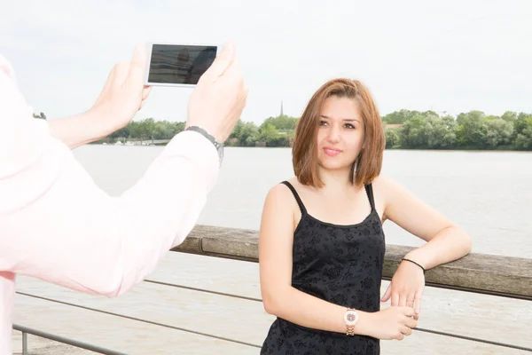 Пара Туристов Фотографирующихся Городской Уличной Реке Знакомятся Городе — стоковое фото