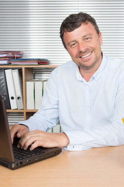 Usmívající Podnikatel Používat Svůj Počítač Kanceláři — Stock fotografie