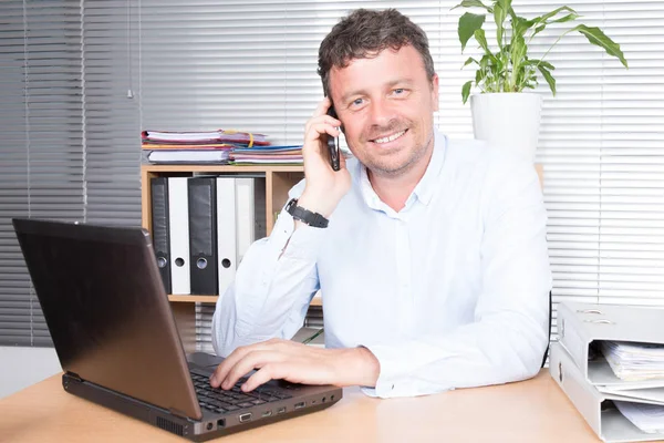 Succesvolle Business Man Zit Kantoor Met Een Telefoon Bureau — Stockfoto