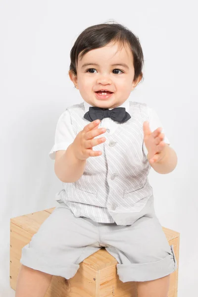 Bir Çocuğun Bir Gömlek Kravat Otur Kutusunda Alkışlamak Hazır — Stok fotoğraf