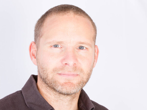 Портрет крупным планом красивый мужчина выглядит серьезным
