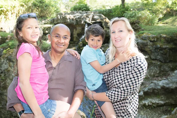 Feliz Família Interracial Rindo Divertindo Com Pai Hispânico Afro Americano — Fotografia de Stock