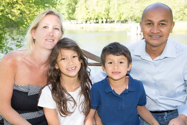 Eltern Gemischter Rassen Mit Kindern Sitzen Einem Park Blonde Mutter — Stockfoto