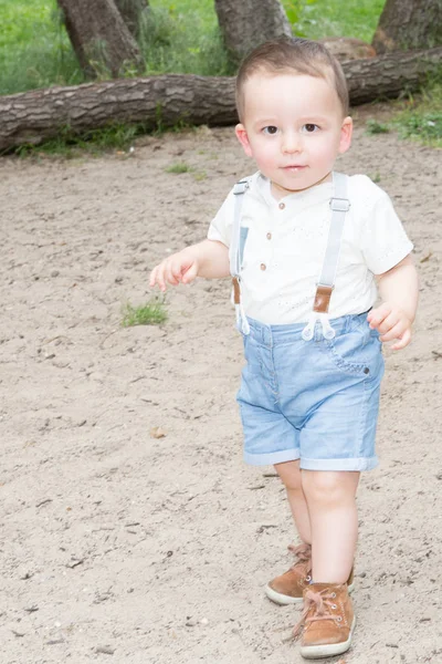 Imádnivaló Kid Fiú Állt Egy Park Háttér — Stock Fotó