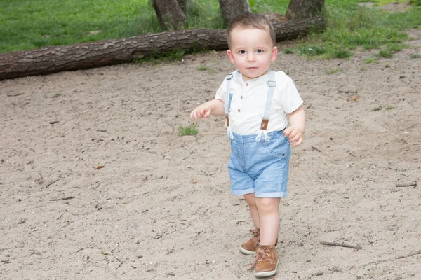 Niño Comienza Caminar Sus Primeros Pasos Jardín — Foto de Stock