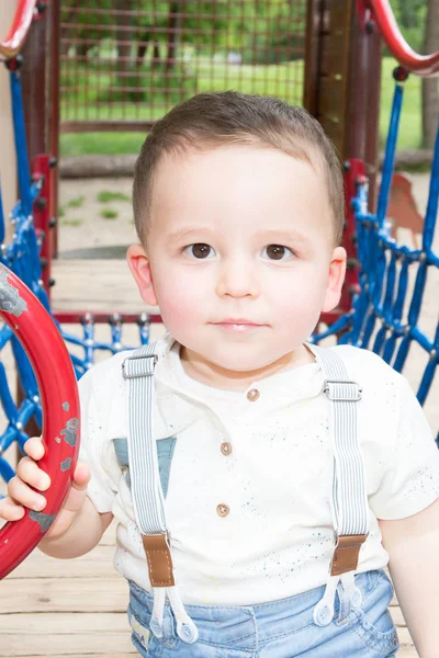 Retrato Niño Rubio Posando Fuera Del Parque Infantil — Foto de Stock