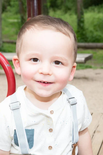 Küçük Çocuk Portre Park Gülümseme Mutlu — Stok fotoğraf