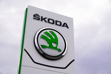 Bordeaux, Aquitaine / Fransa - 10: 30 2019: Skoda bayii mağaza galerisi amblemi Çek otomobil üreticisi Volkswagen Group 'un önünde