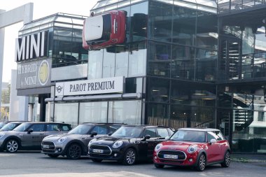 Bordeaux, Aquitaine / Fransa - 10: 30 2019: Mini araba galerisi otomobil mağazası Cooper hibrid