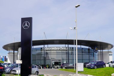Bordeaux, Aquitaine / Fransa - 09 26 2019: Mercedes araba amblemi satış bayisi ön logo ofis dükkanında