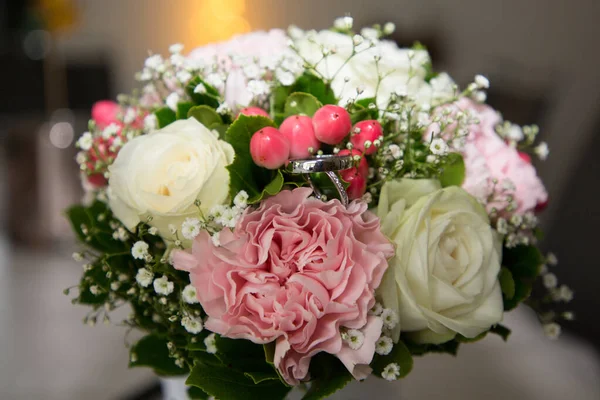 Casamento Noiva Noivo Anéis Casamento Flores Buquê — Fotografia de Stock