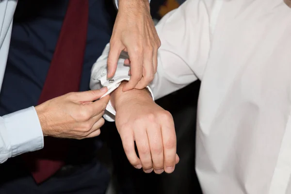 Homem Colocando Abotoaduras Camisa Noivo Dia Casamento — Fotografia de Stock