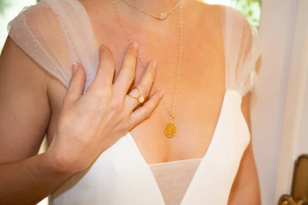 Štíhlá Žena Ruka Nosí Šperky Prsten Náramek Náhrdelník — Stock fotografie