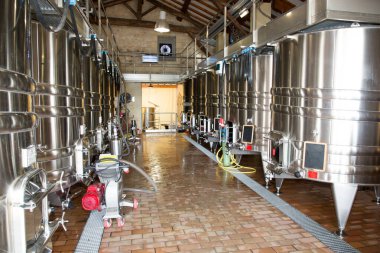 Fransa Bordeaux bölgesinde paslanmaz çelik tanklarla dolu modern şarap mahzeni.