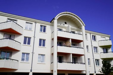 modern bina kompleksi beyaz duvar mavi gökyüzü