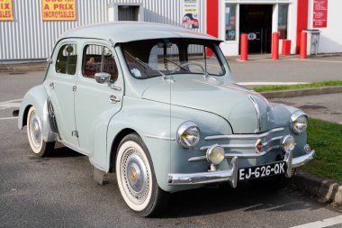 Bordeaux, Aquitaine / Fransa - 10: 30 2019: Renault 4cv eski manzara sokağa park edildi