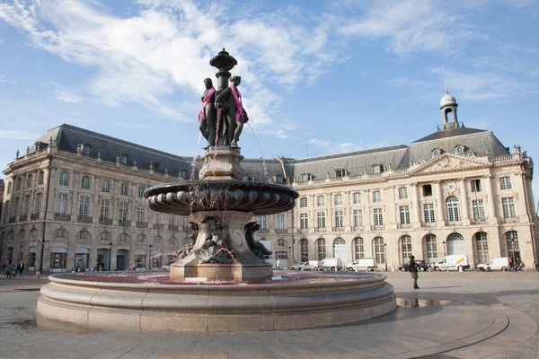 法国阿基坦 波尔多 2019年10月30日 法国波尔多市拉博尔广场 有喷泉和粉色围巾 — 图库照片
