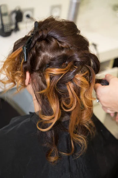 Femme Bouclée Coupe Cheveux Dans Salon Beauté Coiffeur — Photo