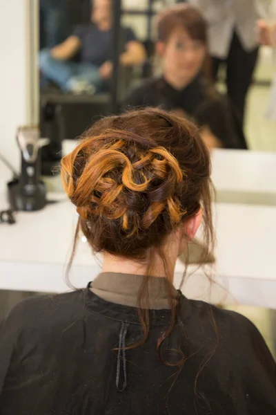 Noiva Recebendo Seu Cabelo Feito Antes Casamento Por Cabeleireiro Profissional — Fotografia de Stock