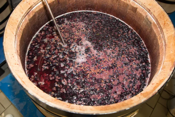 木のワイン樽の処理赤ブドウの収穫 — ストック写真