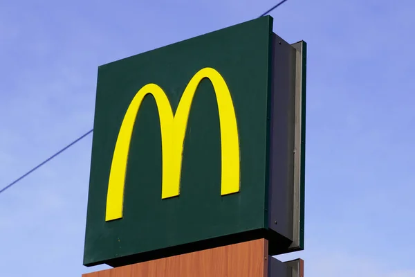 法国阿基坦波尔多 2019年7月11日 麦当劳餐厅在美国快餐店标志上签名 — 图库照片