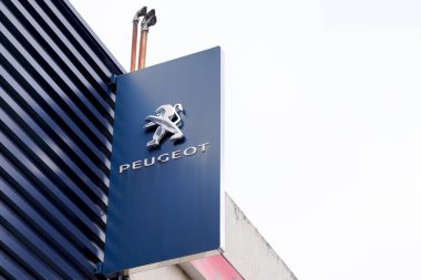 Bordeaux, Aquitaine / Fransa - 11 07 2019: Peugeot araba amblemi bayisi aslan otomobil dükkanı