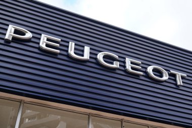 Bordeaux, Aquitaine / Fransa - 11 07 2019: Peugeot metin logosu araba bayii dükkânı