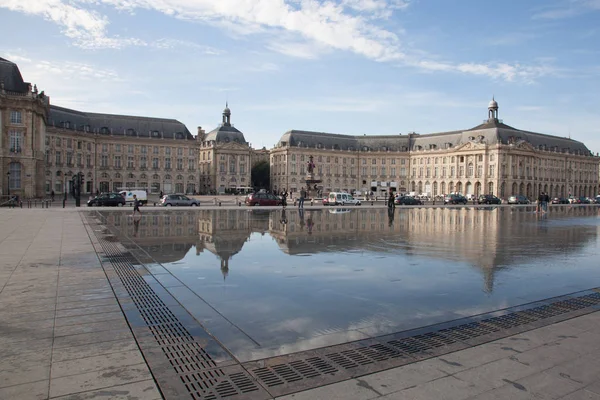 法国阿基坦波尔多 2019年7月11日 法国古城中心的波尔多广场从水镜中反射出来 — 图库照片