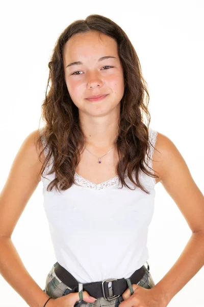 Mujer Joven Adolescente Riéndose Sonriendo Mirando Camiseta Vacía Maqueta Sobre — Foto de Stock