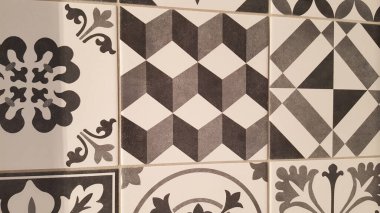 geleneksel Azulejo fayanslarıyla kaplı ev duvarı kahverengi beyaz