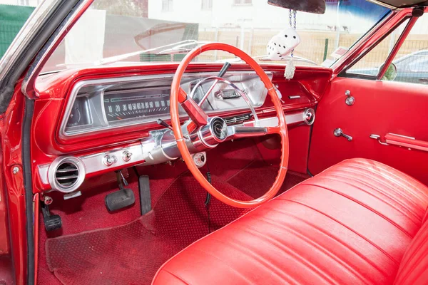 法国阿基坦波尔多 2019年7月11日 雪佛兰Impala红色内置式仪表盘方向盘仪表在经典历史豪华轿车中处于完美状态 — 图库照片