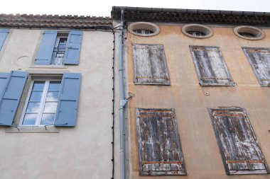 Şehir merkezinde temizlik maskesini ve kirli çamaşırlarını yıka.