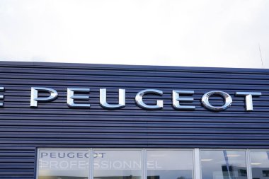 Bordeaux, Aquitaine / Fransa - 11 12 2019: Peugeot marka amblem dükkanı araba bayii araçları perakende satış mağazası
