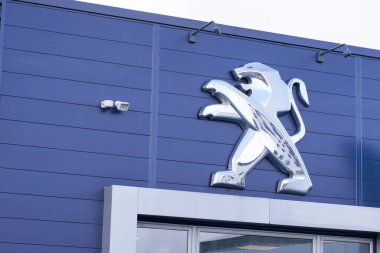 Bordeaux, Aquitaine / Fransa - 112 2019: Peugeot Lion amblemi satış mağazası araç galerisi