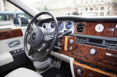 Bordeaux, Aquitaine / Fransa - 11 07 2019: Rolls Royce Phantom Hayalet Lüks Direksiyon Direksiyonlu Kapalı Otomobil
