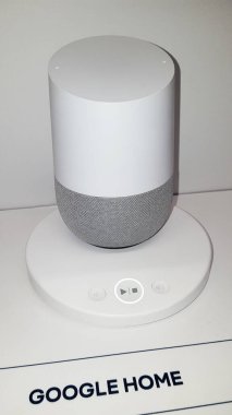 Bordeaux, Aquitaine / Fransa - 11 07 2019: Google 'da satılık ev sanal ses asistanı ara