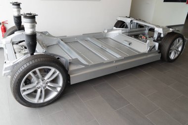 Bordeaux, Aquitaine / Fransa - 11 07 2019: tesla taşıt elektrikli ve araba Chassis mağaza galerisinde gerçek