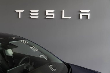 Bordeaux, Aquitaine / Fransa - 11 07 2019: Tesla Motor Logosu Otomobil bayii tabelası