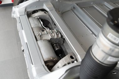 Bordeaux, Aquitaine / Fransa - 11 07 2019: Tesla motor detayı dört teker çekişli model şasesi