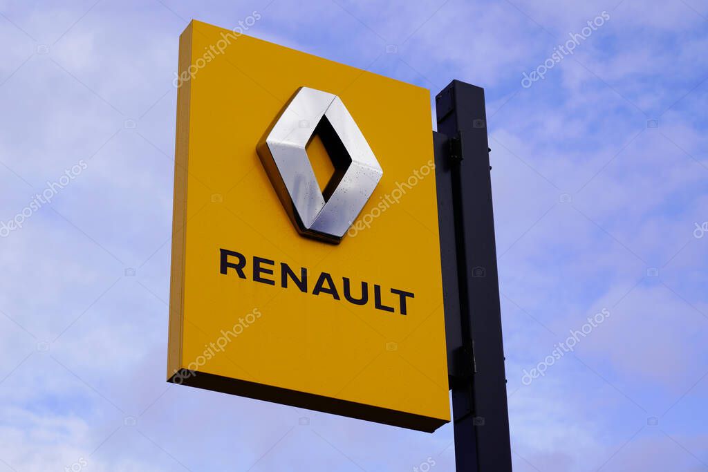 Bordeaux , Aquitaine / France - 11 07 2019 : renault car sign text logo on shop dealership store automobile french signage