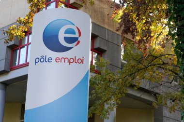 Bordeaux, Aquitaine / Fransa - 11 07 2019: Bir devlet dairesi Fransız ofisinin önünde işveren logosu