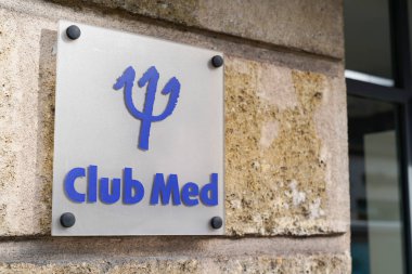 Bordeaux, Aquitaine / France - 11 13 2019: Club Med logo mağazası seyahat kulübü Mditerranee her şeyi kapsayan tatil