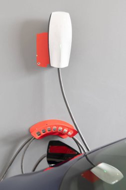 Bordeaux, Aquitaine / Fransa - 11 13 2019: Tesla süperşarj istasyonu elektrikli araba ve şarj aleti