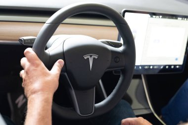 Bordeaux, Aquitaine / Fransa - 11 13 2019: Tesla Model 3 elektrikli araba içi geniş dokunmatik ekranlı tablet paneli