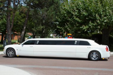 Bordeaux, Aquitaine / Fransa - 11 13 2019: Limuzin esnek beyaz araba Chrysler 300c