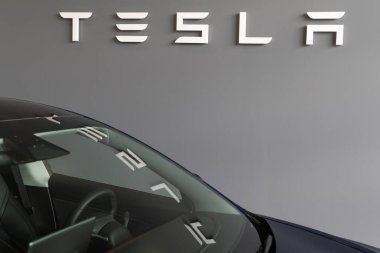 Bordeaux, Aquitaine / Fransa - 11 13 2019: Tesla mağazası logosu tabelaları 3 numaralı modelde yansıtılıyor