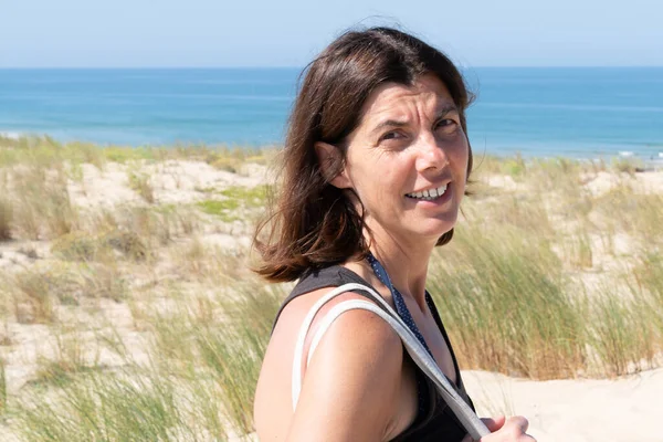 Sonrisa Mujer Mediana Edad Caminando Por Playa — Foto de Stock