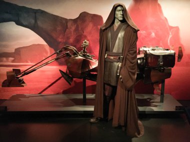 Bruxelles / Belçika - 08 21 2018: Anakin Skywalker kostümü ve bir araç yıldızı savaş kimlikleri sergisi
