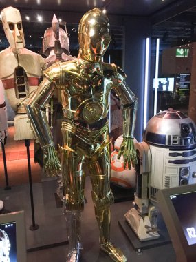 Bruxelles / Belçika - 08 21 2018: Yıldız Savaşları robotu C-3po Kostüm Yıldız Savaşları Kimlikleri Sergisi