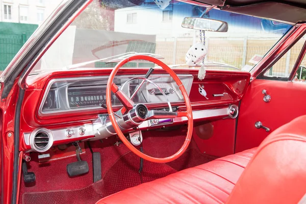 波尔多 阿基坦 2019 雪佛兰Impala红色皮革仪表盘方向盘仪表在经典的美国汽车 — 图库照片